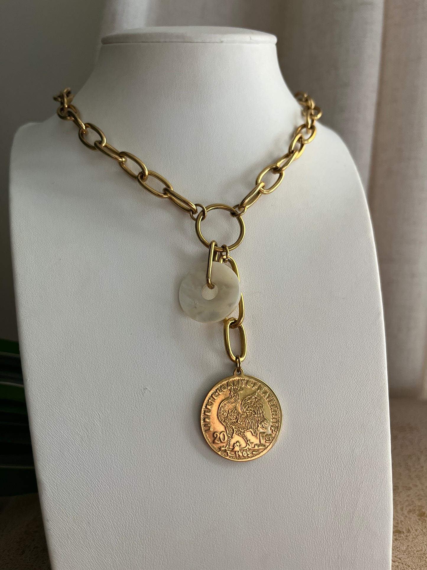 Collar moneda nácar