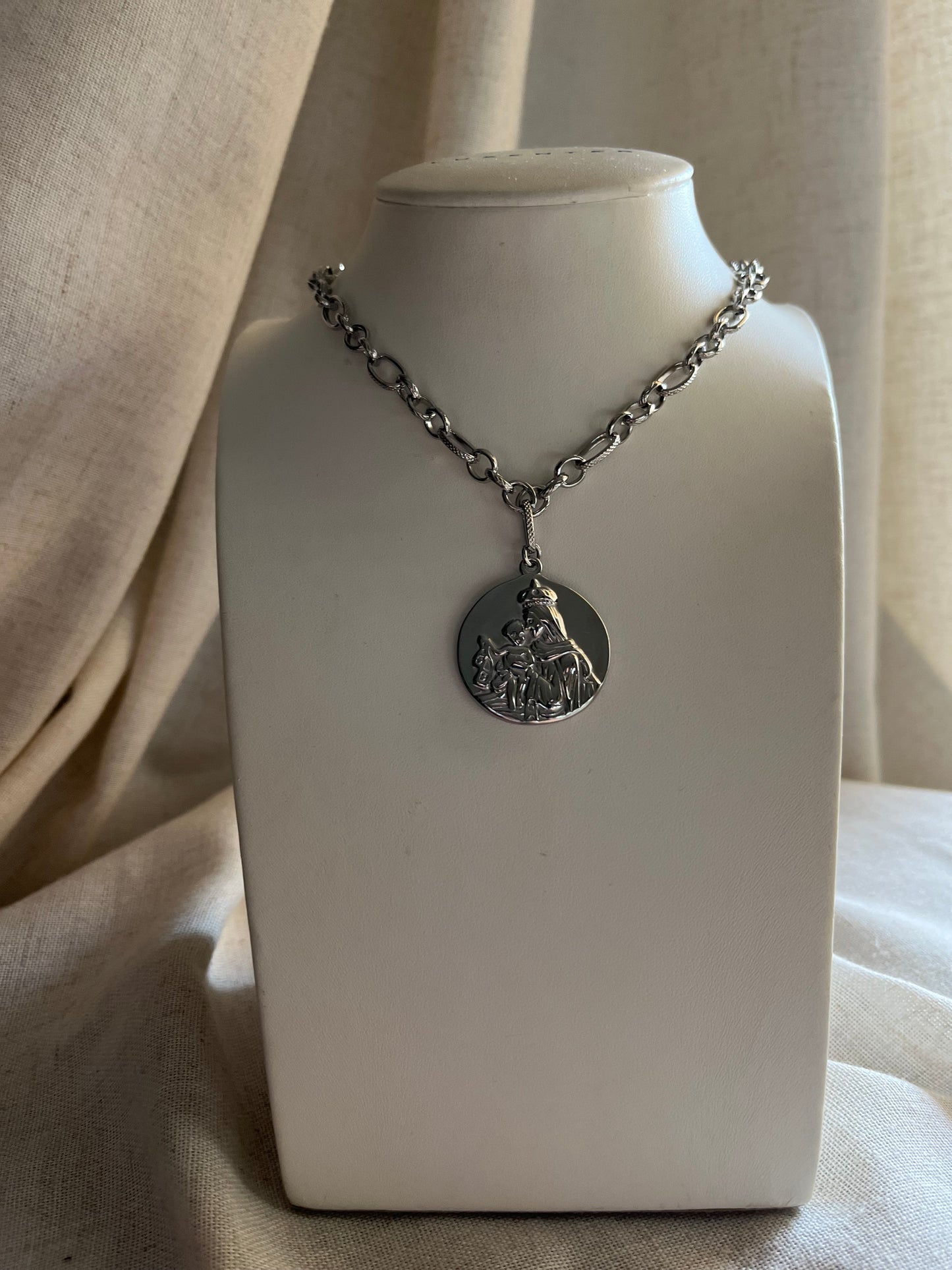 Collar escapulario plateado